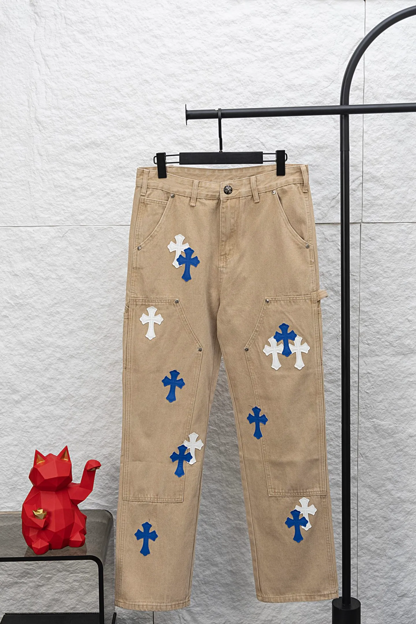 P270 model number/F067 CH Chromehearts limited edition work jeans denim logging pants [About Zangyin] This is an extremely luxurious fashion brand, which can also be called the aristocracy of the high street. It has always been an exclusive brand for some hipsters or the rich second generation. Compared with ordinary high streets, it is more luxurious and noble. Compared with luxury brands, it is more fashionable and individual. It has always been a brand that I have a special liking for. [Top heavy industry fashion design] Consistently high-street luxury style. Speaking of this style, the Zangyin family and GU family are definitely the leading representative brands. Especially the Zangyin family has really achieved a state-of-the-art effect in creating high-street style. The unique washed material is used to create this style. The color system is already quite eye-catching. After it is decorated with patchwork cross flowers, it cleverly highlights the charm of the brand. Secondly, this style uses classic The high-waist cutting design highlights the long legs and fashionable temperament of the upper body. The brand is highly recognizable and the slim fit configuration is more suitable for daily wear. It is a product that interprets personality, fashion, and specifications at a glance. This single product is enough to make any fan excited. It can be a white T-shirt for a youthful college style, or a tight suspender for a royal style. It has strong matching ability and can be easily controlled by men.  [Materials and craftsmanship] Needless to say, this point goes without saying. As an excellent craftsman brand, Zangyin’s requirements for details and craftsmanship are really perfect. The washed color of this model has gone through so many processes, not to mention the embellishment of denim appliques. It is also purely hand-made and sewn. Just like what they believe in, only hand-made things have soul and have the meaning of wear. A top-notch heavy-duty fashionable denim item, I look forward to your perfect interpretation! !  Color: Khaki Fit: Loose